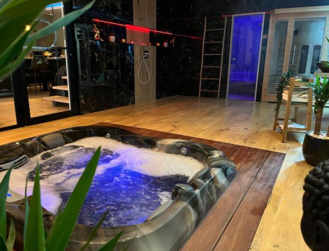 Nuit romantique, coquine et hors du temps dans notre love room en Bretagne Nuit romantique, coquine et hors du temps dans notre love room en Bretagne