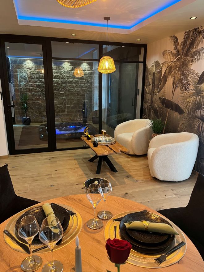 Profitez de bons repas en duo, avant de vous détendre dans notre spa privatif Profitez de bons repas en duo, avant de vous détendre dans notre spa privatif