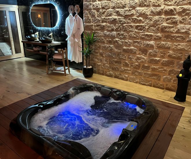 Profitez de moments romantiques, en amoureux dans notre bain à remous Profitez de moments romantiques, en amoureux dans notre bain à remous