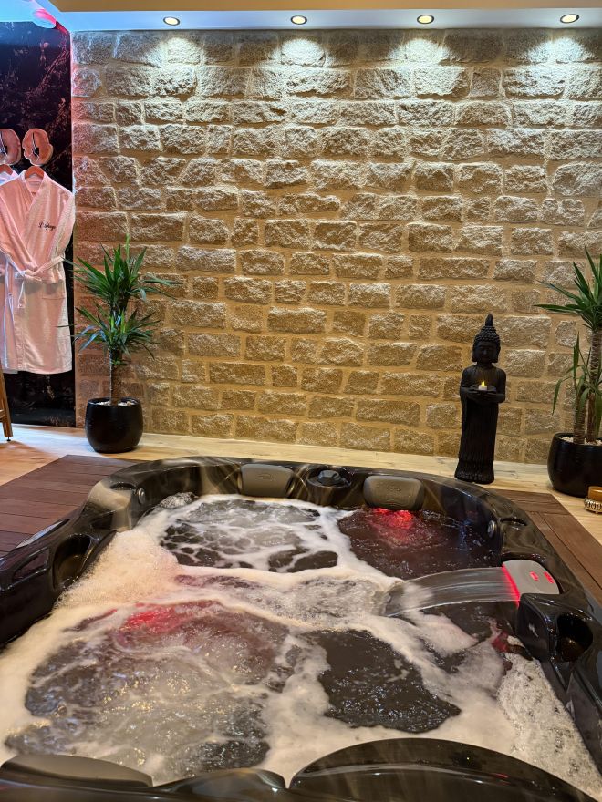 Nuit romantique, coquine et hors du temps dans notre love room en Bretagne Nuit romantique, coquine et hors du temps dans notre love room en Bretagne