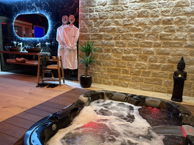Profitez de moments romantiques, en amoureux dans notre bain à remous Profitez de moments romantiques, en amoureux dans notre bain à remous