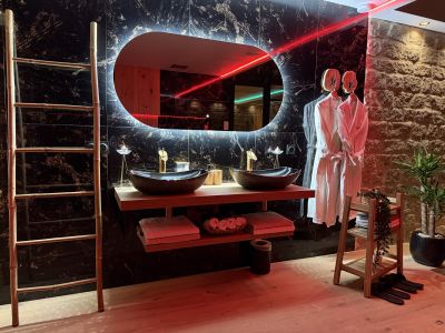 L'Espace détente avec double vasque de L'Apogée