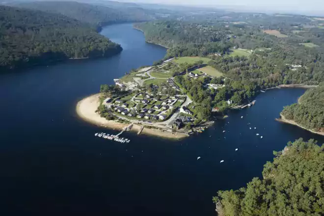 Le Lac de Guerl&eacute;dan, pr&egrave;s de notre love room &agrave; Noyal Pontivy