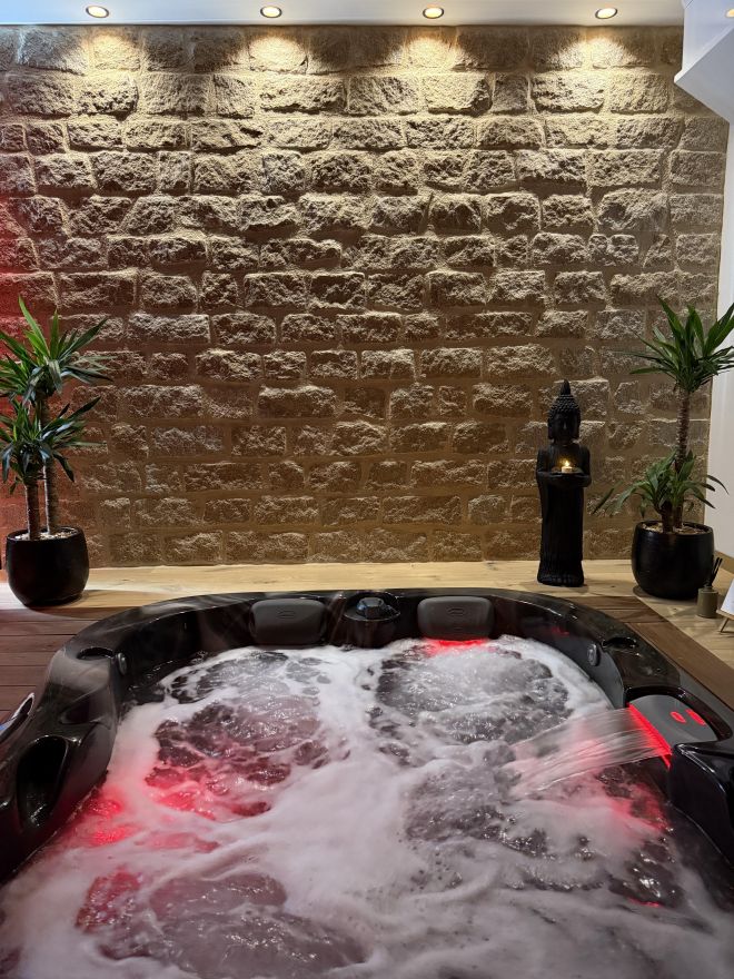 Jacuzzi privatif de L'Apog&eacute;e, Love Room avec spa dans le Morbihan